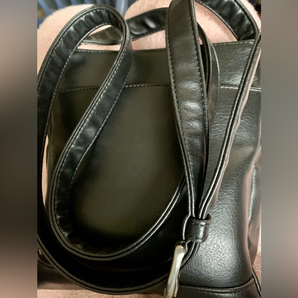 9 West “black” leather Crossover bag. VintageNearMint!